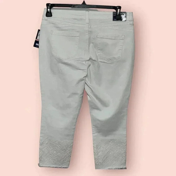 Bandolino size 10P stretch curvy white denim capris with embellished ankles NWT - Picture 6 of 15